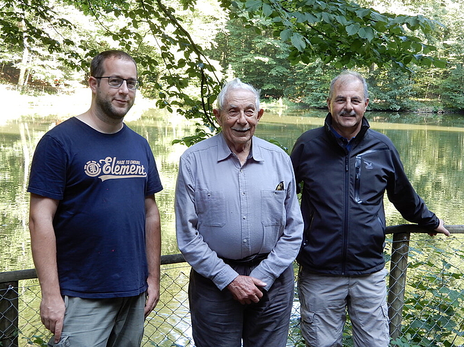 Drei Generationen Stadtoberförster am Fünfweiher vereint: Matthias Ott, Niklaus Lätt und Frank Haemmerli. Foto: zvg

