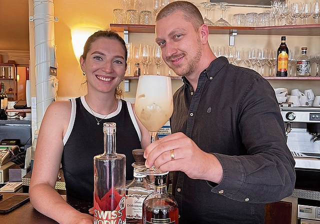 Philipp Vollmar mit Ehefrau Anastasiia und dem preisgekrönten «Wedmedik».Foto: Verena Schmidtke