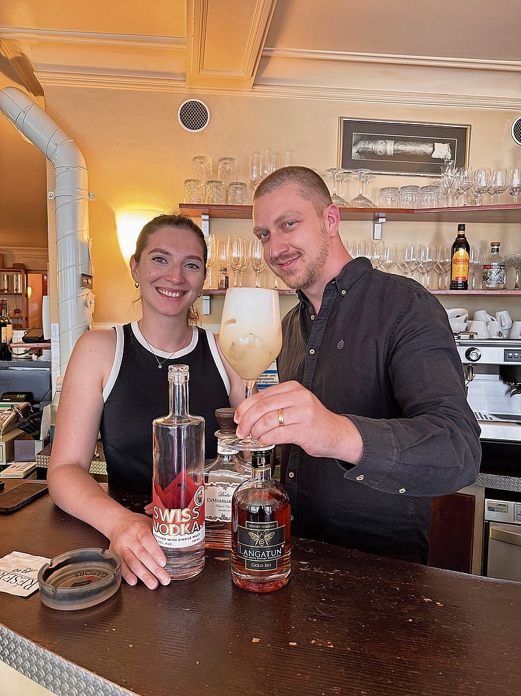 Philipp Vollmar mit Ehefrau Anastasiia und dem preisgekrönten «Wedmedik».Foto: Verena Schmidtke