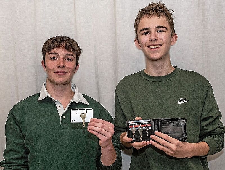 Das Schlüsselsuchen hat ein Ende: Alessandro Caputo aus Schafisheim und Moritz Frei aus Lenzburg als Vertreter des siebenköpfigen Teams präsentieren die Keyp-It-Schlüsselkarte. Foto: Peter Winkelmann