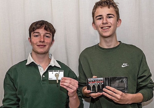 Das Schlüsselsuchen hat ein Ende: Alessandro Caputo aus Schafisheim und Moritz Frei aus Lenzburg als Vertreter des siebenköpfigen Teams präsentieren die Keyp-It-Schlüsselkarte. Foto: Peter Winkelmann