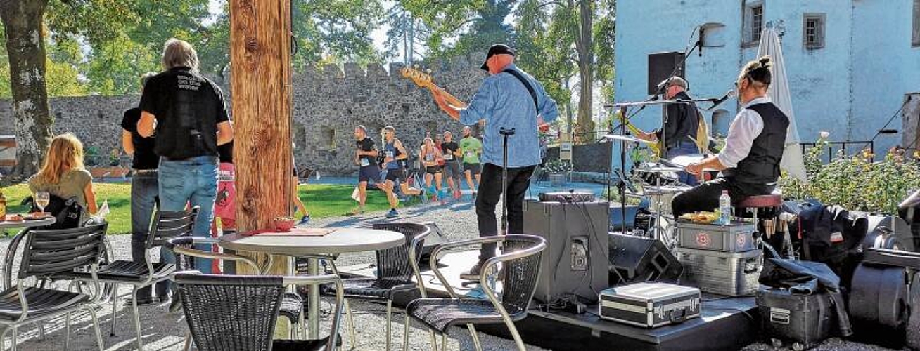 Dieses Jahr wieder angesagt: Musikalische Anfeuerung der Hallwilerseeläufer im Hof von Schloss Hallwyl. Foto: Fritz Thut