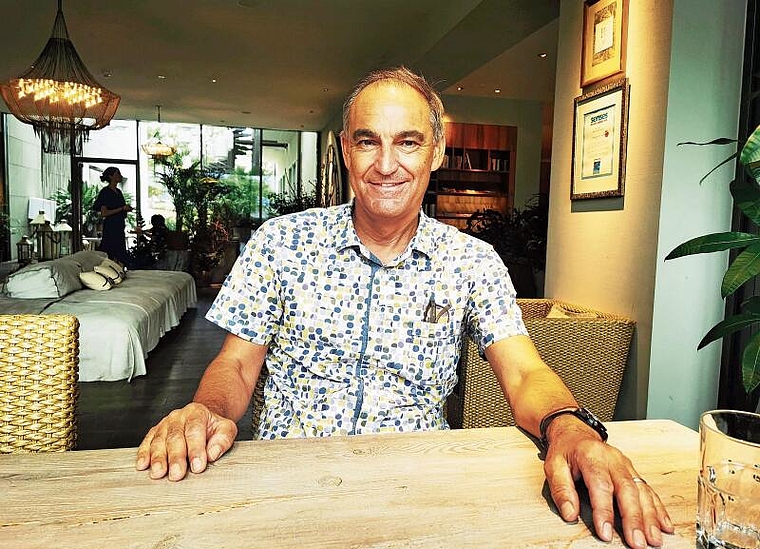 Macht sich Gedanken zu Regionalität und Globalisierung: Der Hotel-Unternehmer der Balance-Familie, Felix Suhner, in der Lobby des «Seerose Resort &amp; Spa» in Meisterschwanden.Foto: Fritz Thut