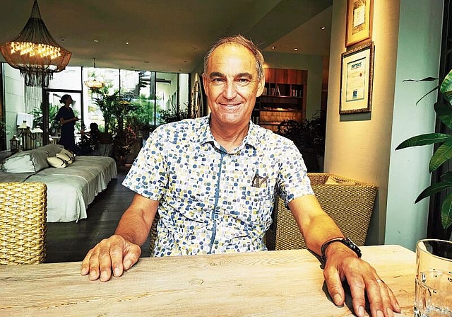 Macht sich Gedanken zu Regionalität und Globalisierung: Der Hotel-Unternehmer der Balance-Familie, Felix Suhner, in der Lobby des «Seerose Resort &amp; Spa» in Meisterschwanden.Foto: Fritz Thut