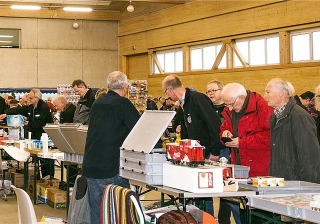 Auf Spielzeugbörsen wie hier in Brunegg «börselen» hauptsächlich fachkundige ältere Männer. .Fotos: Peter Winkelmann
