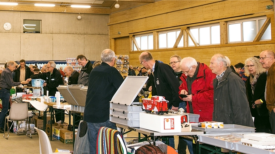Auf Spielzeugbörsen wie hier in Brunegg «börselen» hauptsächlich fachkundige ältere Männer. .Fotos: Peter Winkelmann
