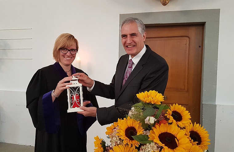 Amtseinsetzung: Pfarrerin Sandra Karth und Dekan Philip Nanz. Foto: zvg