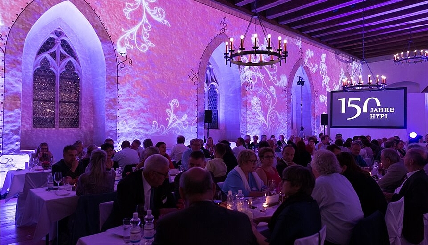 <em>Festlich illuminiert:</em> Der Rittersaal auf Schloss Lenzburg mit den Jubiläumsgästen.