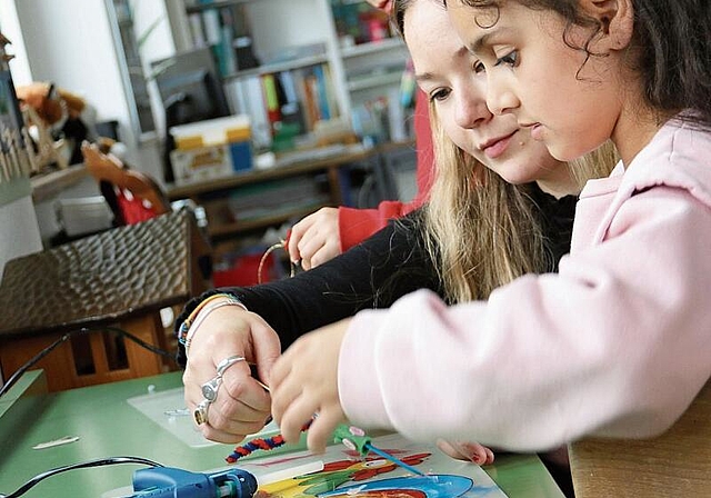 Gemeinsam geht’s besser: Klassenlehrerin Alina Eichenberger hilft einer Schülerin. Foto: Romi Schmid
