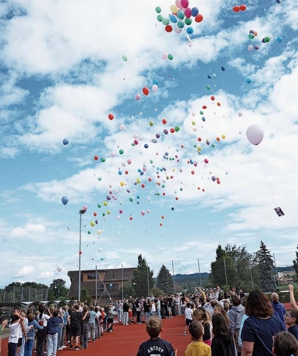 Zum letzten Abschied wurden Ballone gen Horizont gesendet. Foto: Rinaldo Feusi