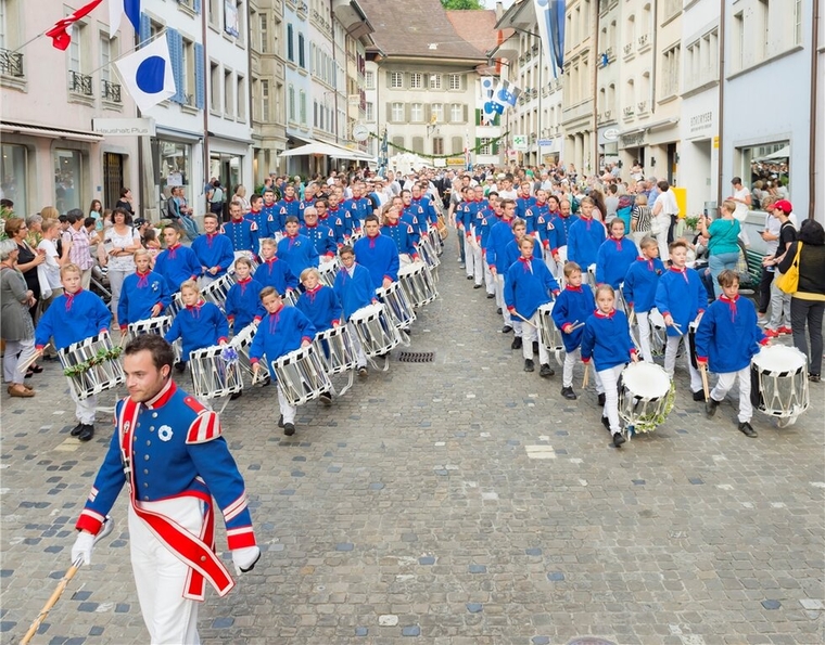 <em>Seit 100 Jahren stolzes Aushängeschild der Stadt:</em> Mitglieder und Nachwuchs des Tambourenvereins Lenzburg am Jugendfest-Zapfenstreich in der Rathausgasse. Foto: Fabio Confessore