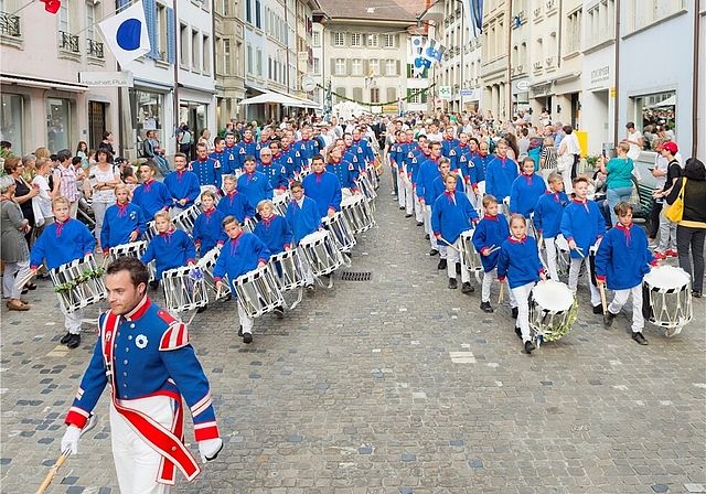 <em>Seit 100 Jahren stolzes Aushängeschild der Stadt:</em> Mitglieder und Nachwuchs des Tambourenvereins Lenzburg am Jugendfest-Zapfenstreich in der Rathausgasse. Foto: Fabio Confessore