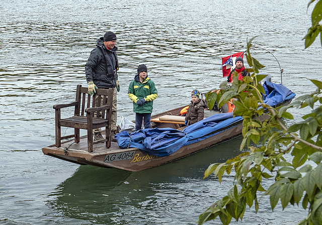 Keiner zu klein, Aarereiniger zu sein: Raphael (links) und llias (rechts) halfen kräftig mit, den grossen Holzstuhl aus dem Wasser zu fischen. Roger Wüest (vorne) und Max Sandmeier (hinten) brachten mit der «Barbara» Gegenstände ans Ufer, die im