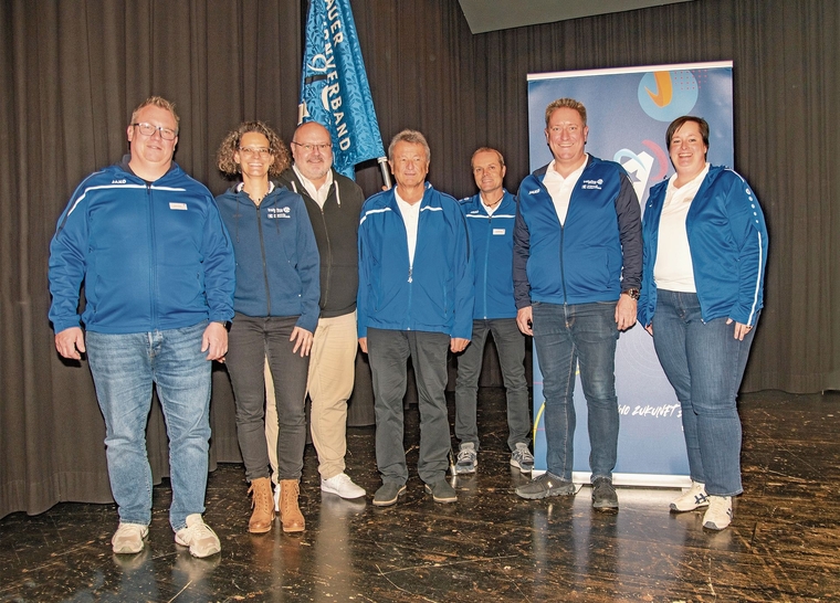 Aargau-Power lebt: Daniel Ackle, Sarina Baumgartner, Jörg Sennrich, Toni Meier, Fähnrich Beat Waldvogel, Thomas Jäger und Sandra Thut (von links). Es feht: Marina Giorgi.Foto:Peter Winkelmann 