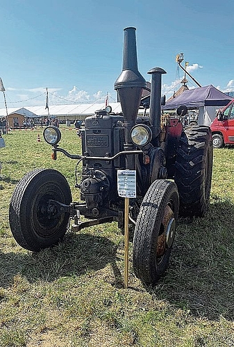 Jahrgang 1939: Der Traktor der Marke Lanz leistet immerhin 25 PS. Foto: Hanny Dorer
