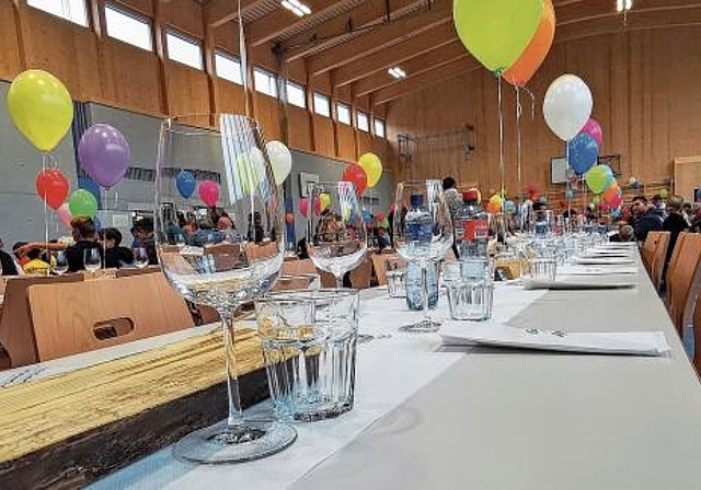 Hell und freundlich: Blick in die neue Dürrenäscher Mehrzweckhalle während des Tags der offenen Türe. Foto: Fritz Thut
