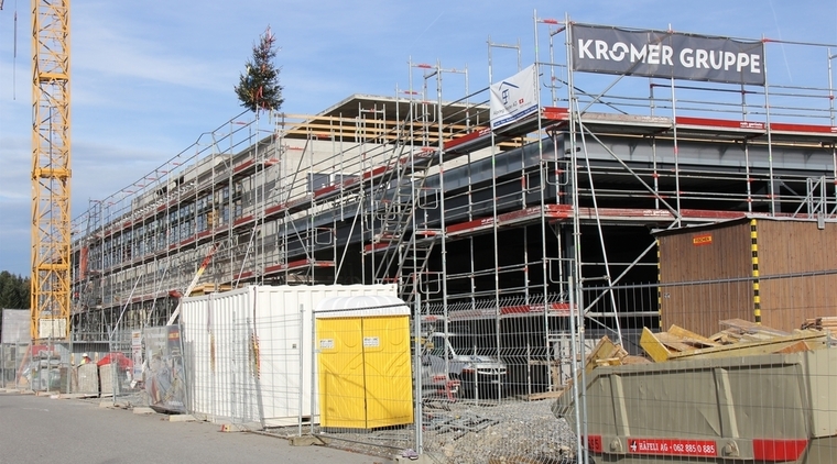 Das Bäumchen verkündet: Der Neubau ist aufgerichtet. Foto: AG