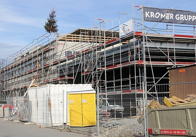 Das Bäumchen verkündet: Der Neubau ist aufgerichtet. Foto: AG