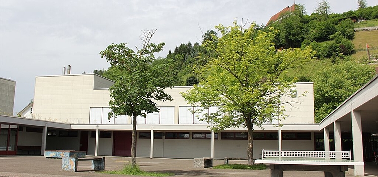 <em>Bedarf auf dem Schulhausareal: </em>Die heutige Turnhalle soll mit einer Doppel-Sporthalle ergänzt werden. Foto: AG
