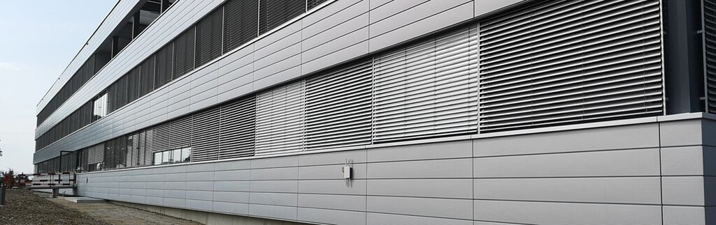 <em>Klare Linien: </em>Der nun offiziell eingeweihte Erweiterungsbau der Firma Bertschi AG in Dürrenäsch. Fotos: Fritz Thut
