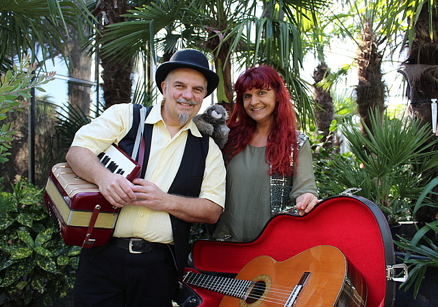 Sorgen mit Zauberei, Musik und Märli für staunende Gesichter: Martin Soom und Jolanda Steiner am Klapperlapapp im September. Foto: zvg