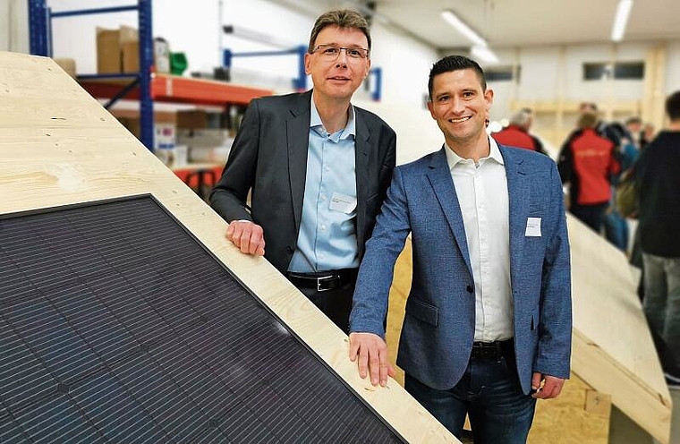 Energiekanton Aargau soll Solarkanton werden: Regierungsrat Dieter Egli und Daniel Bolliger, Innovationsmanager am Weiterbildungszentrum der Berufsschule Lenzburg, neben einem Übungsdach der «Informa Solar»-Weiterbildungsstätte. Foto: Fritz Thut