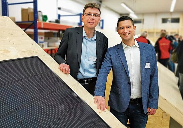 Energiekanton Aargau soll Solarkanton werden: Regierungsrat Dieter Egli und Daniel Bolliger, Innovationsmanager am Weiterbildungszentrum der Berufsschule Lenzburg, neben einem Übungsdach der «Informa Solar»-Weiterbildungsstätte. Foto: Fritz Thut