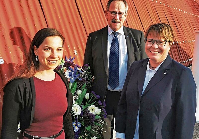 Damen-Duo mit Begleitung: Neu-Verwaltungsrätin Josianne Magnin, Verwaltungsratspräsident Gerhard Hanhart und CEO Marianne Wildi nach der Generalversammlung der Hypothekarbank Lenzburg. Foto: Fritz Thut
