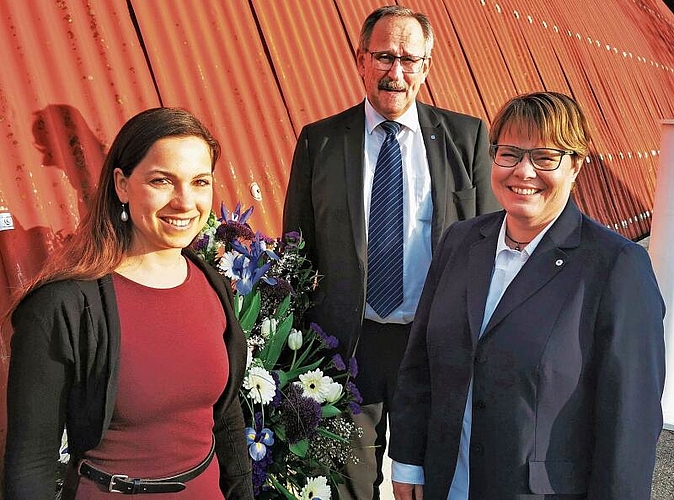 Damen-Duo mit Begleitung: Neu-Verwaltungsrätin Josianne Magnin, Verwaltungsratspräsident Gerhard Hanhart und CEO Marianne Wildi nach der Generalversammlung der Hypothekarbank Lenzburg. Foto: Fritz Thut
