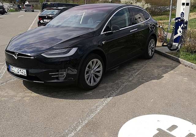 Schon am ersten Sonntag der Saison benutzt: Die neuen Elektro-Tankstellen beim Schloss Hallwyl.