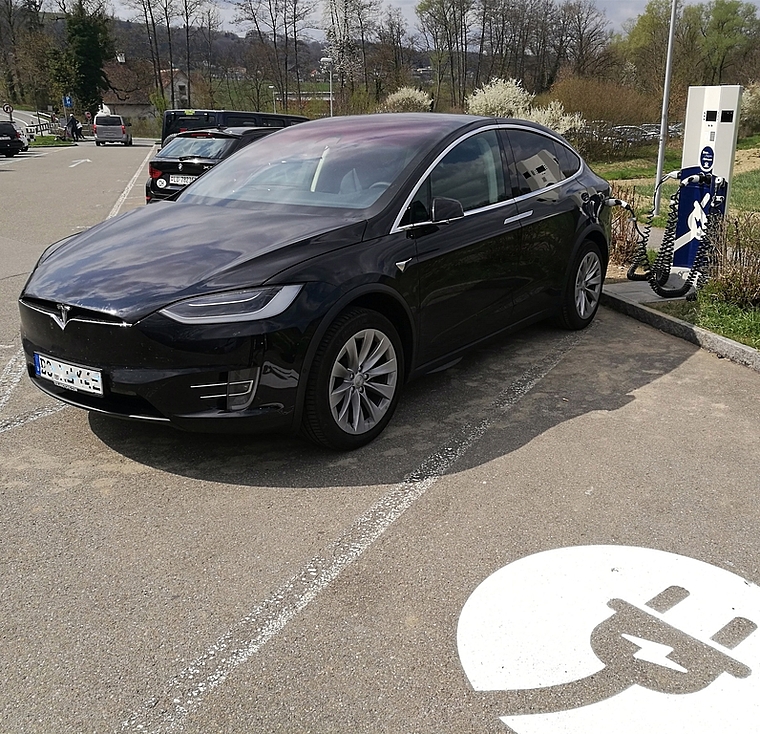 Schon am ersten Sonntag der Saison benutzt: Die neuen Elektro-Tankstellen beim Schloss Hallwyl.