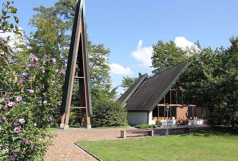 Ein Gemeinschaftswerk der Brunegger: Friedhof, Kirche und Turm. Foto: AG