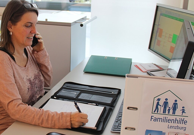 Hilfsbereit: Barbara Zemann am Telefon der Familienhilfe Lenzburg.Foto: AG