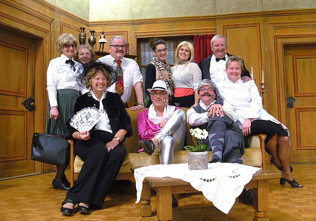 Spielen «Miss Sophies Erbe»: Das Team der Theatergruppe Brunegg. Foto: Stefanie Osswald