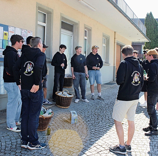 Der Verein traf sich bei der Alten Chäsi zum gemeinsamen Igageln.Foto: Debora Hugentobler Der Verein traf sich bei der Alten Chäsi zum gemeinsamen Igageln.Foto: Debora Hugentobler