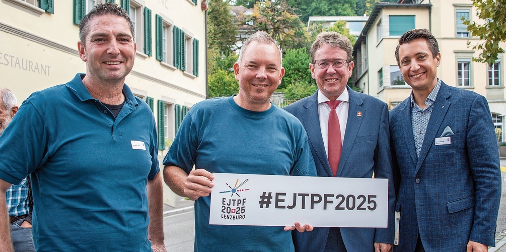 OK-Präsident und Stadtrat Sven Ammann, Patrick Iseli, Tambourenverein Lenzburg, Bundesrat Albert Rösti und Vizeammann Andreas Schmid.