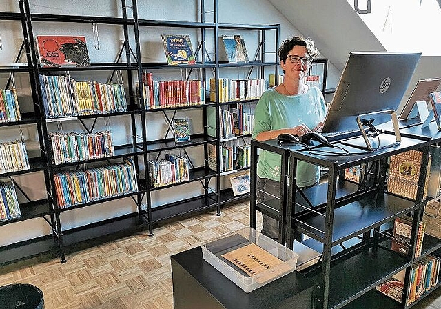 Freude über das gelungene Werk: Gemeindeammann Andrea Kuzma in der neuen Bibliothek im renovierten Schulhaus. Foto: Fritz Thut