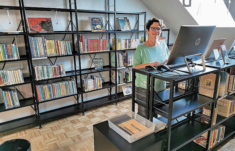 Freude über das gelungene Werk: Gemeindeammann Andrea Kuzma in der neuen Bibliothek im renovierten Schulhaus. Foto: Fritz Thut