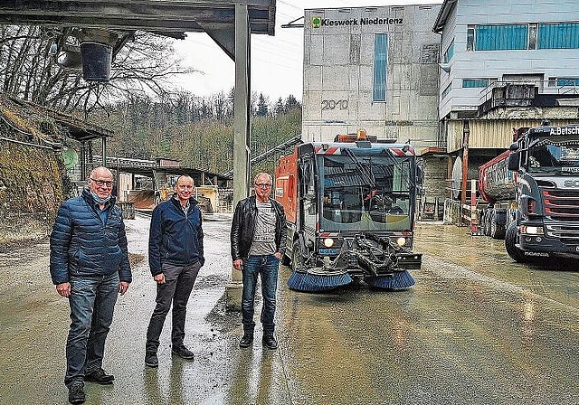 Kämpfen für weniger Schmutz auf den Strassen: Martin Stücheli (Stadtrat Lenzburg), Michael Sutter (Geschäftsführer Kies Lenz AG), Anton Grob (Gemeinderat Niederlenz) und die betriebseigene Strassenreinigungsmaschine im Kieswerk Neumatte. Foto: F