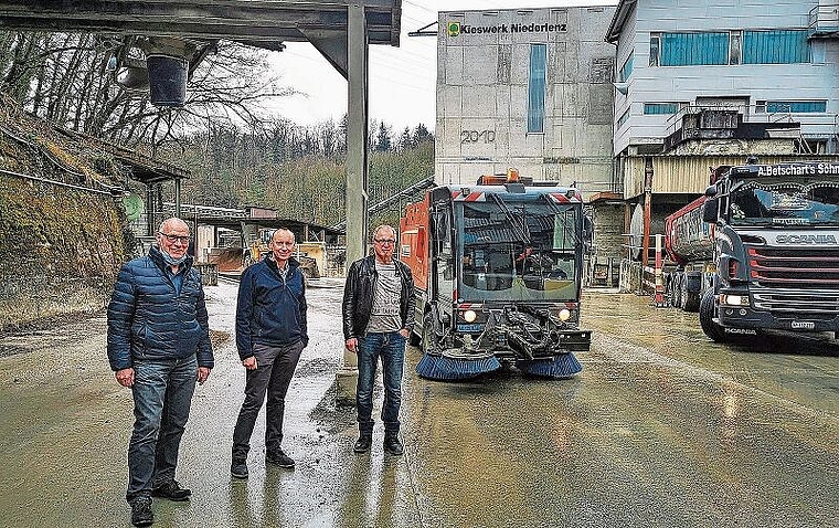 Kämpfen für weniger Schmutz auf den Strassen: Martin Stücheli (Stadtrat Lenzburg), Michael Sutter (Geschäftsführer Kies Lenz AG), Anton Grob (Gemeinderat Niederlenz) und die betriebseigene Strassenreinigungsmaschine im Kieswerk Neumatte. Foto: F