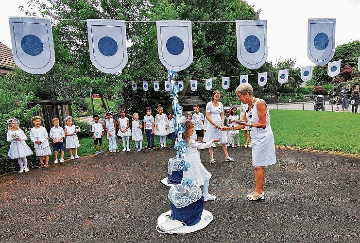 Für einmal dezentral: Frankenübergabe im Kindergarten Breitfeld durch Schulpflegepräsidentin Susanne Buri. Foto: Fritz Thut
