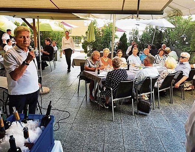 «Glücklich und stolz»: Co-Inhaber Rolf Kasper vor den «Rebstock»-Gästen. Foto: Fritz Thut