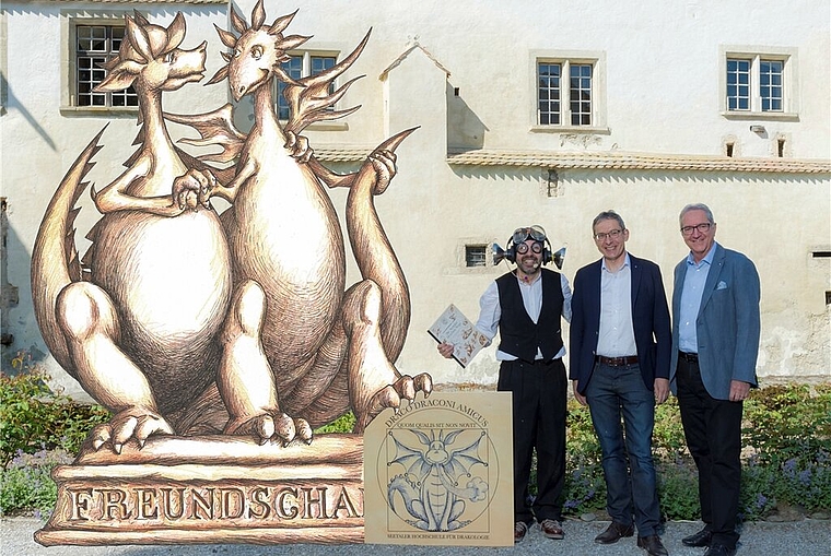 <em>Offizielles Gruppenbild mit Drachen und Regierungsräten:</em> Drachenforscher Ambrosius Ferdinand Sigismund Maria von und zu Drachenfels mit Urs Hofmann und Robert Küng. Foto: MediadomAG/Fabio Confessore