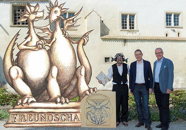 <em>Offizielles Gruppenbild mit Drachen und Regierungsräten:</em> Drachenforscher Ambrosius Ferdinand Sigismund Maria von und zu Drachenfels mit Urs Hofmann und Robert Küng. Foto: MediadomAG/Fabio Confessore