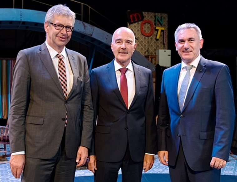 <em>Im Zirkuszelt:</em> Stadtammann Daniel Mosimann, Rektor Ruedi Suter und Regierungsrat Alex Hürzeler. Foto: Beni Basler