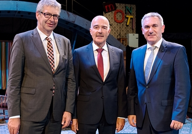 <em>Im Zirkuszelt:</em> Stadtammann Daniel Mosimann, Rektor Ruedi Suter und Regierungsrat Alex Hürzeler. Foto: Beni Basler