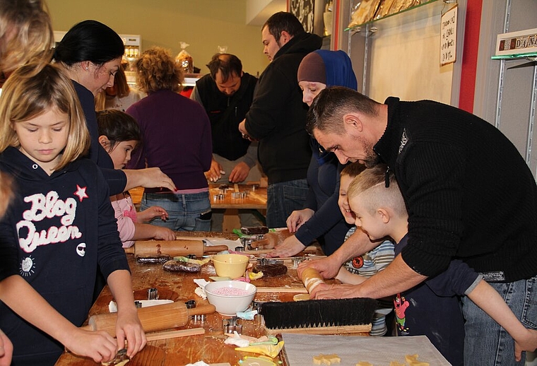 <em>Mit Eifer dabei</em>: Gross und Klein beim Guetzle in der Bäckerei-Konditorei Lehmann.Foto: cfr