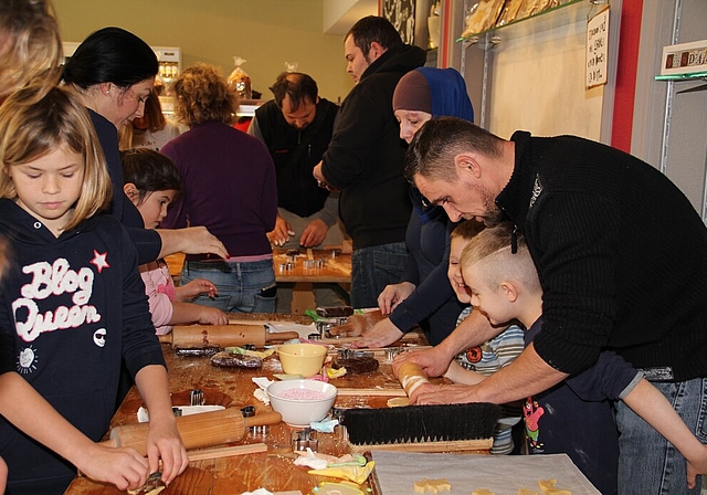 <em>Mit Eifer dabei</em>: Gross und Klein beim Guetzle in der Bäckerei-Konditorei Lehmann.Foto: cfr