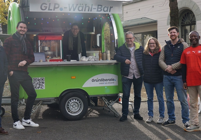 Gute Laune am kalten Morgen: Die GLP fuhr mit der «Wähl-Bar» auf. Foto:  Rinaldo Feusi
