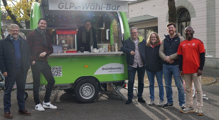 Gute Laune am kalten Morgen: Die GLP fuhr mit der «Wähl-Bar» auf. Foto: Rinaldo Feusi